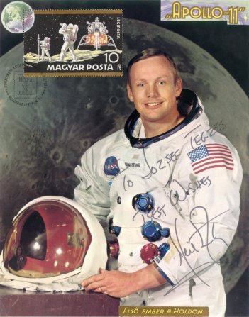 N. A. Armstrong 1969. j�nius 16-�n indult t�rsaival az Apollo-11 fed�lzet�n 8 nap 3 �ra 18 perces �rrep�l�sre. 21-�n els� emberk�nt l�pett a Holdra. - Ih�rosi S�ndor mag�ngy�jtem�ny�b�l